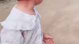 女儿竟然要喂狗狗吃石头，还好妈妈跟她说狗狗是不吃石头的