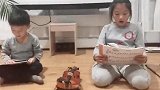 姐姐和弟弟一起学唱歌，两个人相处的真和谐，真叫人喜欢啊！