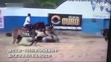 巴西男子赛马不到3秒坠落 马儿摔倒压中男子直接毙命