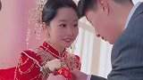 新郎给新娘带胸花，新娘一脸幸福笑容，嫁给爱情的样子