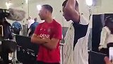阿什拉夫和姆巴佩寒暄 姆总揪了一下巴黎队徽