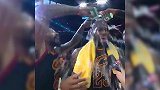 篮球-18年-透心凉直哆嗦！詹姆斯采访惨遭队友突袭湿身-专题