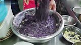 厨师长操刀这道“香炸紫菜”少有人吃过，大手搅拌很带劲