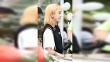街拍：白色露肩上衣搭配米色长裙，展现性感身段，散发浓浓女人味