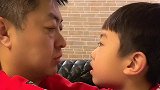 小男孩和爸爸对视，真的好可爱呀