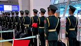 网友韩国机场偶遇兵哥哥，不管到哪里都是一道亮丽的风景线