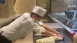 和面师傅边跳边干活