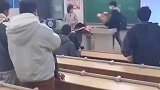 最后一节思政课，男生亲手做花送给最温柔的老师