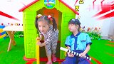 儿童扮演游戏：坏蛋小妹妹趁着警察姐姐不注意悄悄逃走了！