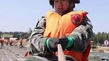 遇水架桥！第83集团军某工程防化旅演练“渡河战斗”，官兵迅速架起300米钢铁浮桥！赞了！   赞