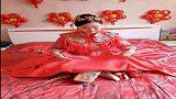 这个新娘太皮了，掀开裙摆一看，我要笑岔气了！