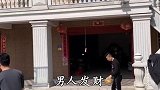 5年前拿不出100元的兄弟俩，开始打拼逆袭，如今建起最豪别墅，老家的别墅也建起来了，他说男人发财，也就两三年！