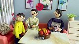 爸爸给臭蛋吃冰激凌，因为口味问题，被妈妈当场识破