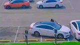乱停车就拿你没办法了吗，看看皮卡司机的神操作