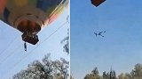 墨西哥：一男子从升空的热气球中掉出，抓着绳子挂在半空