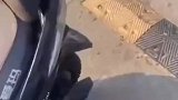 过个减速带而已，没必要“分头行动”吧
