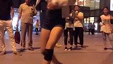 舞蹈跳的不怎样啊，不过你这一跪真是有亮点！