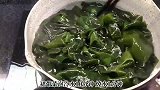 这样拌出来的裙带菜，跟你在韩食店里吃到的一模一样。