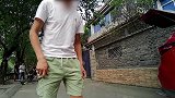 小狗两次被扔下河，水位上涨瑟瑟发抖！
