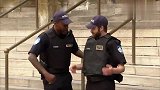 笨手笨脚的警察被热狗噎住了 - 最搞笑 的街头恶作剧