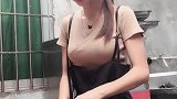 面馆后厨的美女，你能好好切菜吗，不要再调皮了