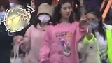 刘诗诗复工颜值似少女，搂助理热聊不断笑容甜美