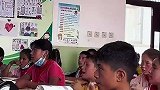 男孩上课分心被班主任抓拍