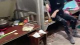 美女一个人没地方去，吃着馒头沾大酱加大葱！
