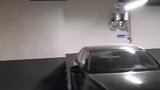 男子发现停车场里的黑车，停车只停一半车位