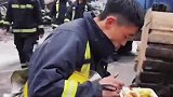 心疼消防员彻夜灭火后又累又饿，直接端着盒饭边走边扒拉