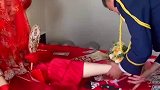 接亲现场摄影师让新郎亲吻新娘脚，新娘连忙摆手拒绝