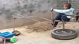 不愧是隔辈亲，爷爷怕儿子没玩具，特意制造了个挖土机给儿子玩