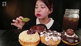 外国美女试吃甜甜圈大餐（巧克力涂层、樱桃派、曲奇奶油等口味）