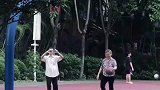 奶奶投篮，爷爷在后面录像