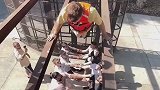男子高空跳跃让好友接住，没想好友的力量不住