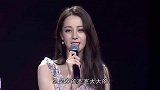 迪丽热巴为杂志摆拍，镜头拉远看清上身，这腰围真实存在