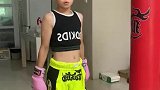 8岁姐姐踢腿4岁弟弟压沙袋，被踢倒后一脸生无可恋
