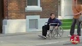 国外恶搞：两个彪形大汉帮轮椅男进家门，路人看了是敢怒不敢言！