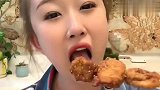 小姐姐真是好胃口，一顿胡吃海喝，太香了！