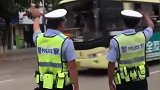 交警执勤遇满载考生车队返回，蜀黎随后一个动作车内瞬间沸腾