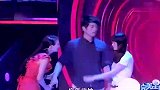富家女跪求复合不成，竟拿刀刺向前男友，网友：死也要在一起？