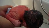 新生儿初次洗澡大哭大闹，护士：你哭你的，我洗我的，绝了