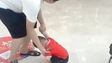 不给他吊娃娃他就耍性子