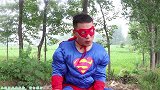 奥特曼真人版：人类食物真好吃！超人不小心被噎到，迪迦出手相救
