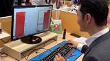 黄晓明打扮帅气潇洒，打字姿势却被侃“一指禅”