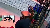 顾客发现餐厅大门故障，提出免费帮店主修好