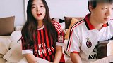 超甜！中国美女球迷弹唱米兰队歌 秀队刊+卡卡自传