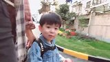 小宝宝出来玩可高兴了，一路上都在唱歌，接下来的歌声你听得懂吗