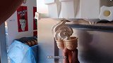 炒冰小伙脑洞大开，用“粉红魔爪”制作炒冰淇淋，成品太诱人了！