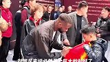 国足喜提“黑又硬”！国足主帅伊万这下乐坏了
